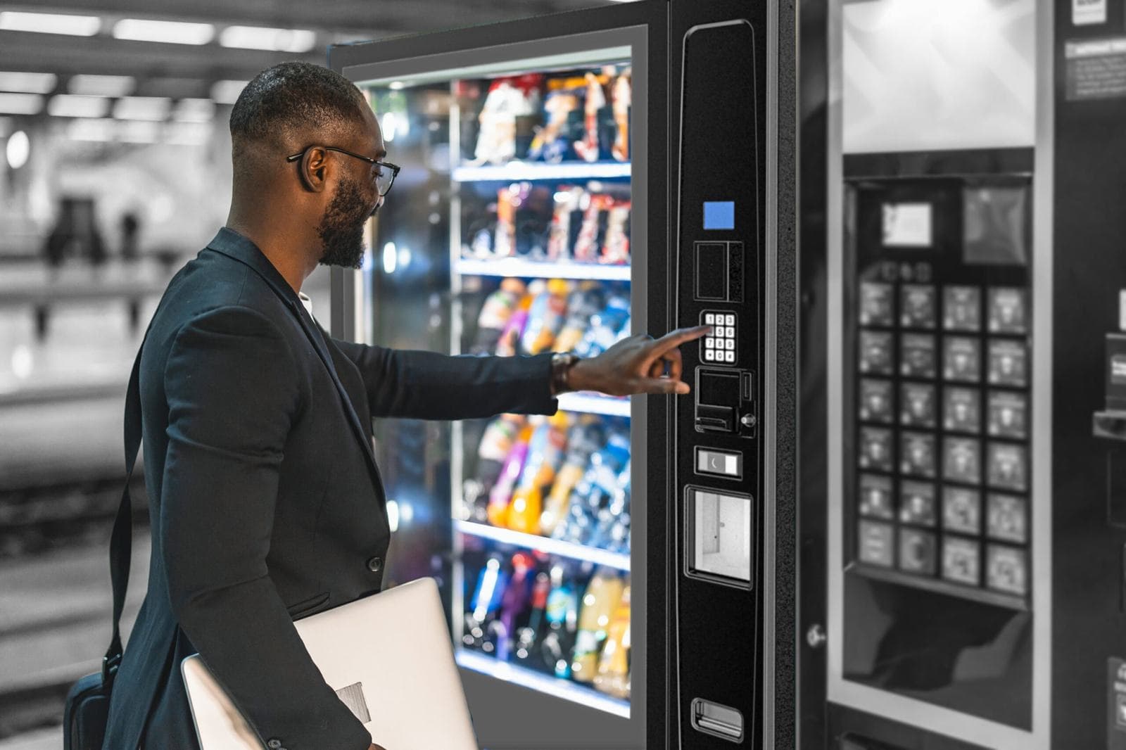 Employé récupérant son achat dans un distributeur LOASIS